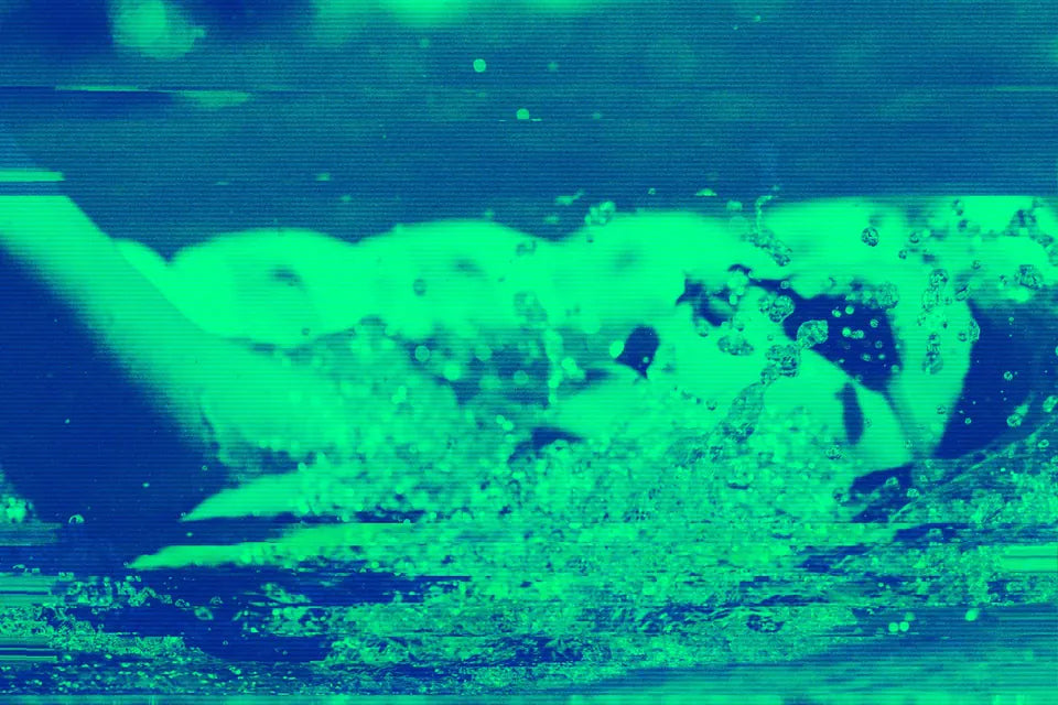水中を力強く泳ぐスイマー