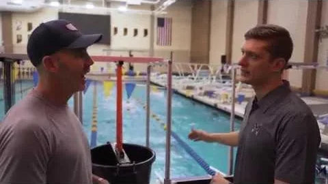 カーメルの水泳選手のトレーニングビデオ